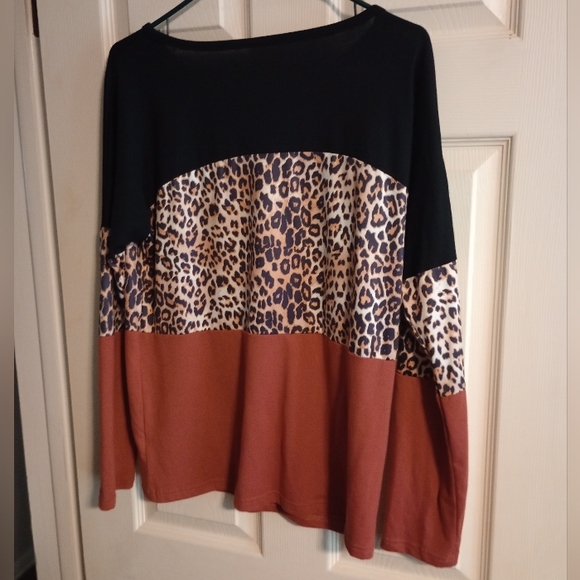 Leopard Print Color Block Women's Top Size Medium - Picture 2 of 3